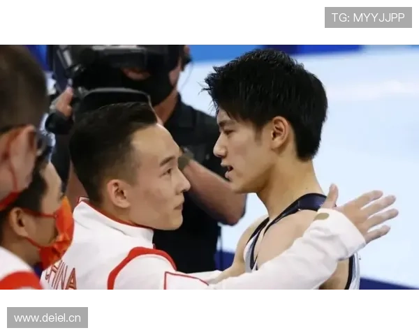 肖若腾比赛场下宠娃模式全开，谁能想到球场上那么凶悍？